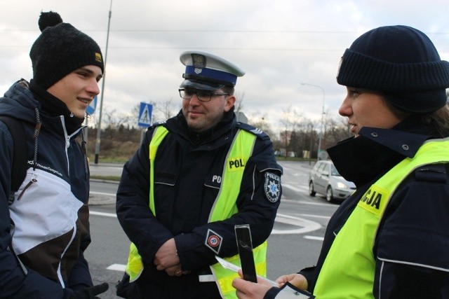 Policjanci przypominali pieszym, że dzięki odblaskom są znacznie lepiej widoczni dla kierowców samochodów.