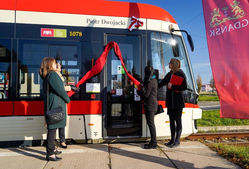 29.10.2021 gdansk. nadanie patronatu tramwajowi piotra...