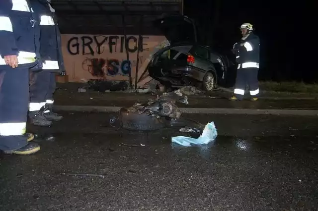 4 lutego 22-letni kierowca BMW zmarł w szpitalu po tym, jak jego auto uderzyło w przystanek.
