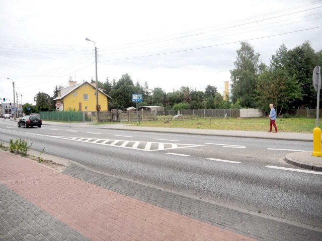 Burmistrz Przemysław Biesek-Talewski w miejscu, gdzie będzie droga do przedszkola. Teraz zjeżdża się do niego na krzyżówce