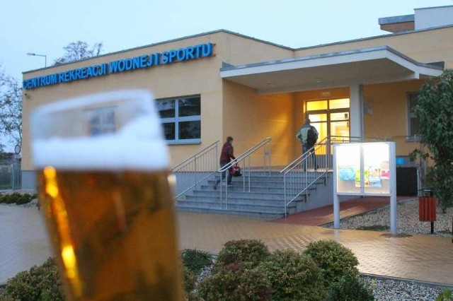 Zdaniem przeciwników pomysłu kryty basen to obiekt sportowo-rekreacyjny i nie powinien kojarzyć się z piciem piwa. Tym bardziej, że uczniowie szkół korzystający z zajęć będą widzieć klientów pijących piwo.