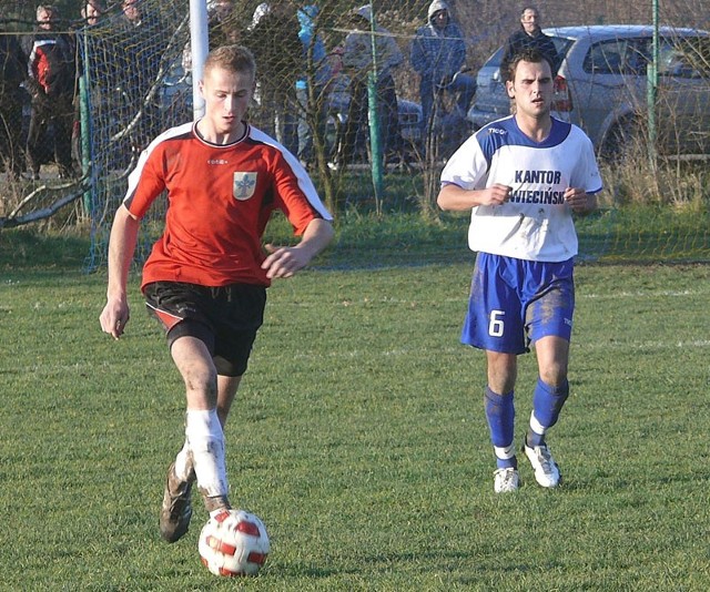 Piotr Sojecki (z prawej, z piłką Wojciech Dudek) i jego koledzy z Kantoru Turbia sprawili niespodziankę w Pucharze Polski, wygrywając ze Stalą Nowa Dęba.