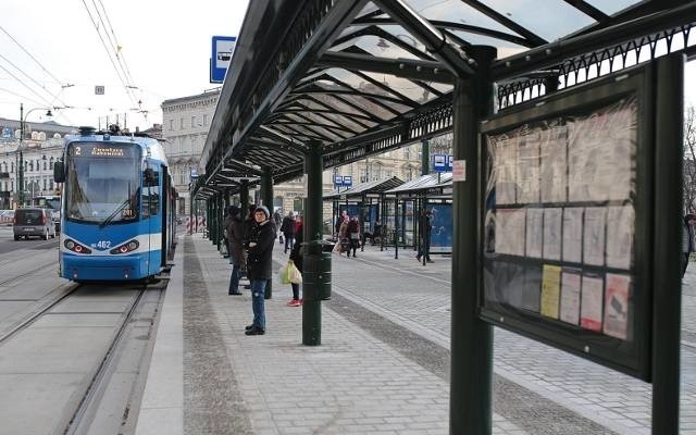 W okolice Dworca Głównego można się dostać tramwajami linii:...