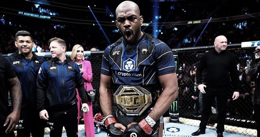 Legendarny Amerykanin Jon „Bones” Jones nowym mistrzem...