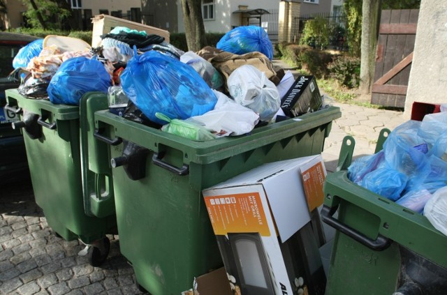 Nowy system gospodarowania odpadami  w wielu miejscach, zamiast  porządku, wprowadził bałagan. Gdańsk  na początku nie nadążał z odbiorem śmieci, których góry zalegały w pojemnikach.