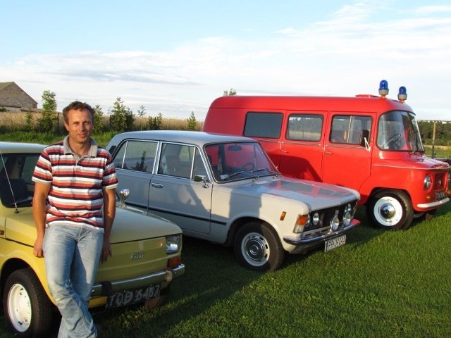 Michał Stożyński pochwali się  maluchem z 1979 r, fiatem 125p z 1978 roku oraz strażacką nysą rocznik 84