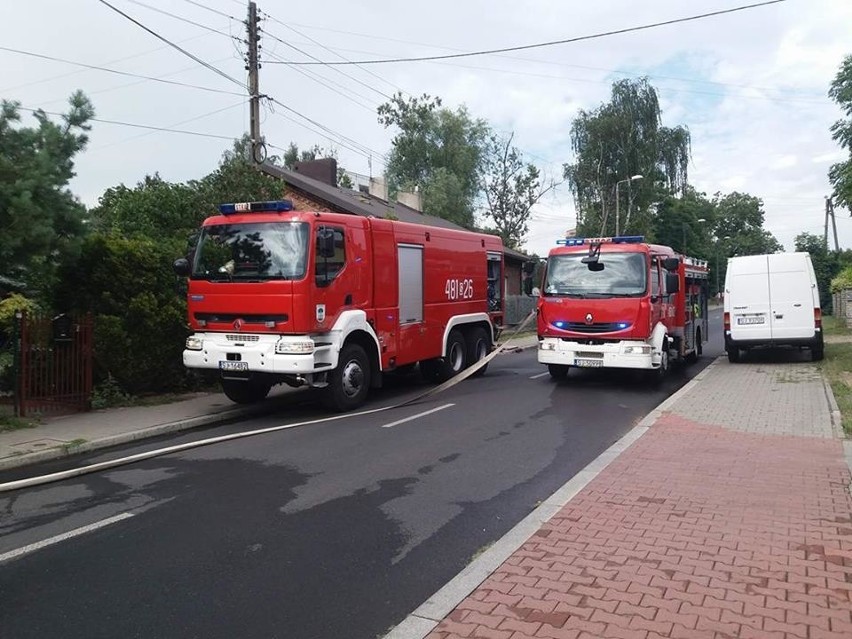 Pali się przybudówka sklepu w Jaworznie. Na miejscu jest 7 zastępów strażaków