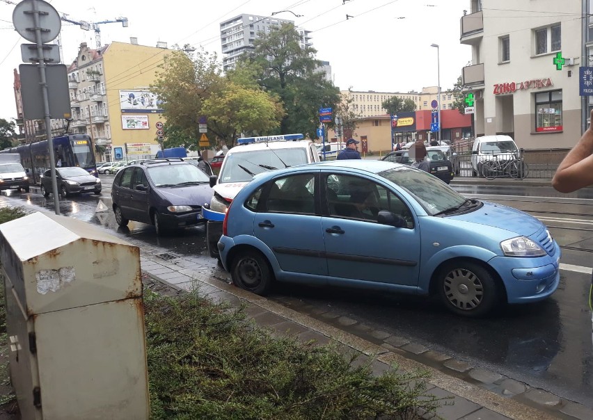 Wypadek karetki i dwóch samochodów na Traugutta (ZDJĘCIA)