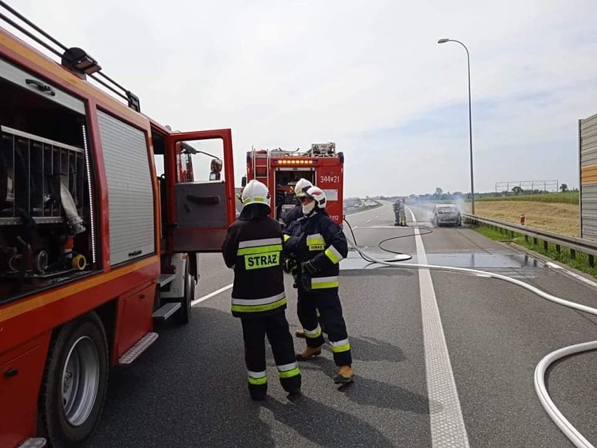 Na autostradzie A1 pod Toruniem doszczętnie spłonęło auto. Podróżowała nim rodzina z dwójką dzieci [zdjęcia]