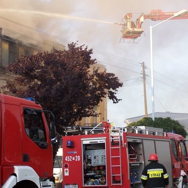 Akcję gaśniczą prowadzono z kilku kierunków, w tym z wysięgnika ustawionego na ul. Sandomierskiej oraz drabiny strażackiej.