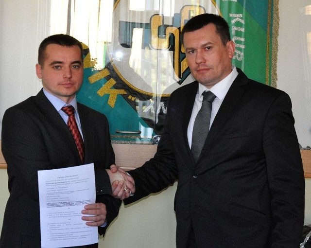 Czarni Połaniec i GKS Bogdanka Łęczna podpisały umowę o współpracy. Z lewej Marcin Kaczmarczyk, prezes Czarnych, obok Artur Kapelko prezes Bogdanki.
