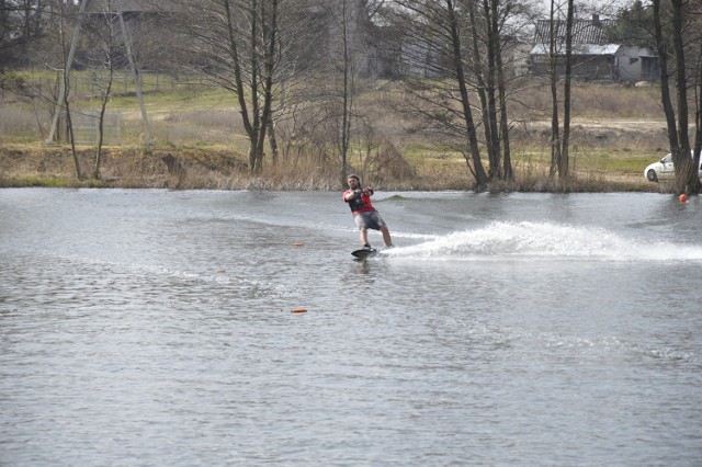 Czym jest wakeboarding? To trochę jak znana z gór jazda na desce snowboardowej. Tylko nie jeździ się po śniegu, a po wodzie. Można też sobie zadanie utrudnić (czytaj: dodać wrażeń) i na trasie wodnego przejazdu ustawić dryfujące przeszkody. I dosłownie fruwać nad jeziorem.Wakepark w Kłodawie ekipa pasjonatów tego sportu urządziła po raz pierwszy w 2015 roku.Więcej zdjęć i materiał wideo znajdziesz w internetowym wydaniu     Plus Gazety Lubuskiej 5 kwietnia.