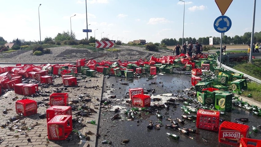 Rozbite butelki z piwem na rondzie Szozdy w Prudniku.