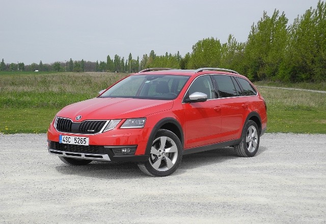 Skoda Octavia Scout jest oferowana w trzech wersjach silnikowych: dwóch wysokoprężnych i jednej benzynowej. Silnikiem Diesla o największej mocy jest dwulitrowa jednostka 2.0 TDI o mocy 184 KM, która jest konfigurowana z automatyczną sześciostopniową　skrzynią biegów DSG.Fot. Skoda