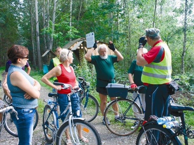Mieszkańcy mogą oprowadzać turystów po okolicy, bo ukończyli specjalny kurs przewodników rowerowych. - W naszych lasach jest co oglądać - mówi Alojzy Urbańczyk, jeden z przewodników.