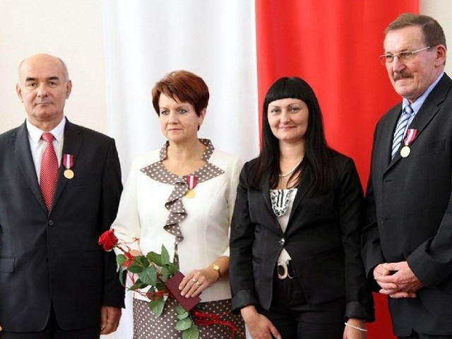Wśród odznaczonych był doktor Szczepan Furman - z lewej, który pełnił także funkcję wicedyrektora Szpitala Powiatowego w Nowej Dębie.