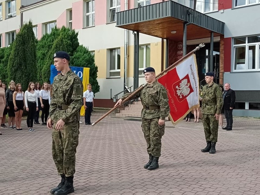 Ślubowanie klas pierwszych w Liceum Ogólnokształcącym w...