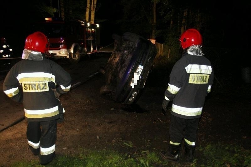 Wrocław: Wypadek na Marszowickiej. BMW dachowało (ZDJĘCIA)