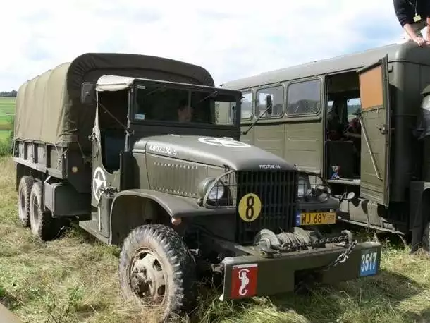 Ciężarówka GMC napędzana w układzie 6x6 wykorzystywana była przez armię podczas II wojny światowej.