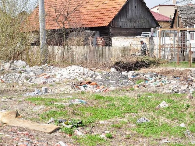 Wokół miejskiej działki na tarnobrzeskim osiedlu Mokrzyszów, gdzie zwożony jest gruz jest mnóstwo śmieci.