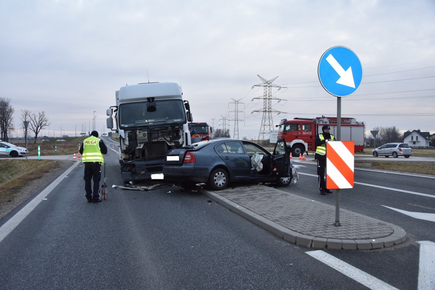 Wojnicz. Poważny wypadek na obwodnicy. Ciężko ranny kierowca osobówki trafił do szpitala [ZDJĘCIA]