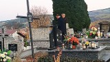 Prezydent RP Andrzej Duda z małżonką w Starym Sączu. Zapalił znicz na grobie dziadków