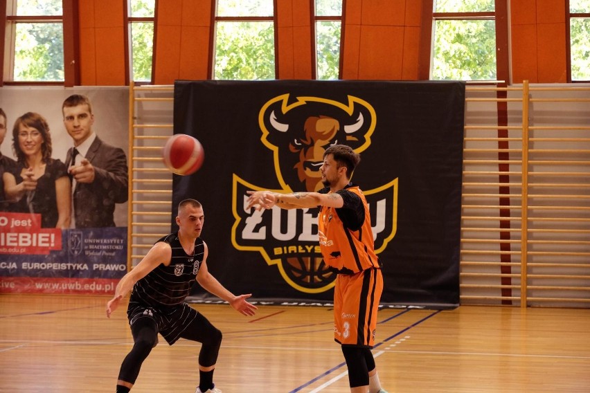 W pierwszej kolejce II ligi koszykarzy Tur Basket Bielsk...