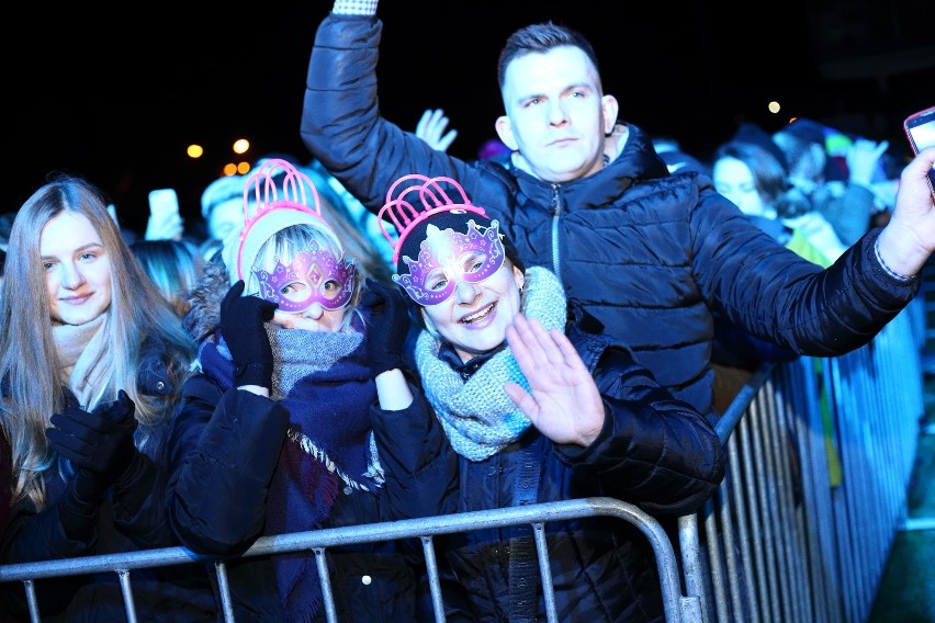 Sylwester miejski w Ostrołęce. Impreza na stadionie, z pokazem laserowym zamiast fajerwerków, przyciągnęła tłumy [ZDJĘCIA]