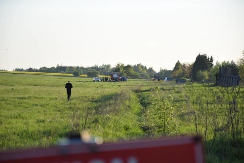 Szybowiec spadł na torowisko w pobliżu lotniska w Mokrem. Pilot ranny