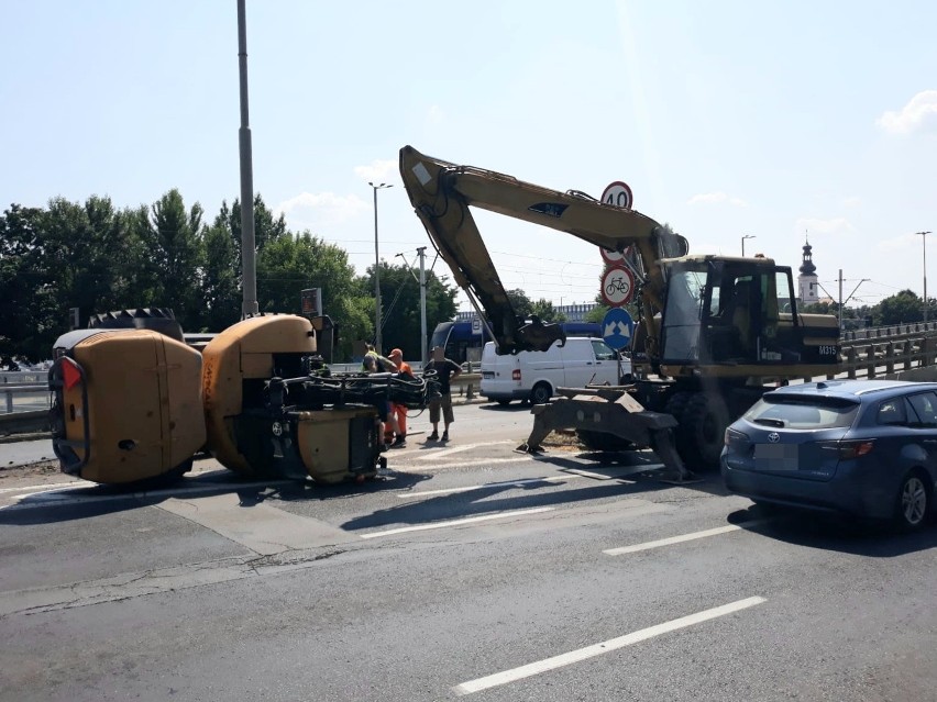 Wypadek koparki przy moście Grunwaldzkim we Wrocławiu