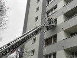 W Opolu na ulicy Łąkowej paliło się mieszkanie. Lokator miał dużo szczęścia (zdjęcia)