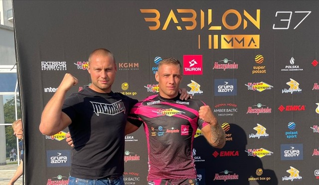 Dominik Owsiany wraz z trenerem Adamem Tomasikiem mogą świętować zwycięstwo na gali Babilon MMA w Międzyzdrojach.