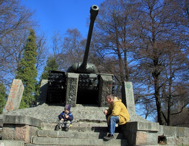 Lęborski czołg-pomnik wciąż stoi w parku Chrobrego w Lęborku. Dawna uchwała pozwalająca na jego przeniesienie do muzeum, które nigdy nie powstało, zostanie jednak uchylona. 
