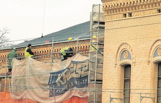 Remont inowrocławskiego dworca PKP wciąż trwa. Tak wyglądał w połowie ub. tygodnia. Ekipy zajmowały się ozdobnymi gzymsami  okazałego budynku  od strony południowej