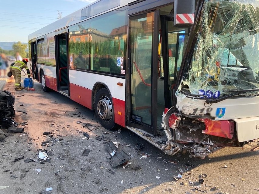 Nowy Sącz wypadek. Na ul. Węgierskiej zderzył się samochód osobowy z autobusem MPK. Siedem osób poszkodowanych 