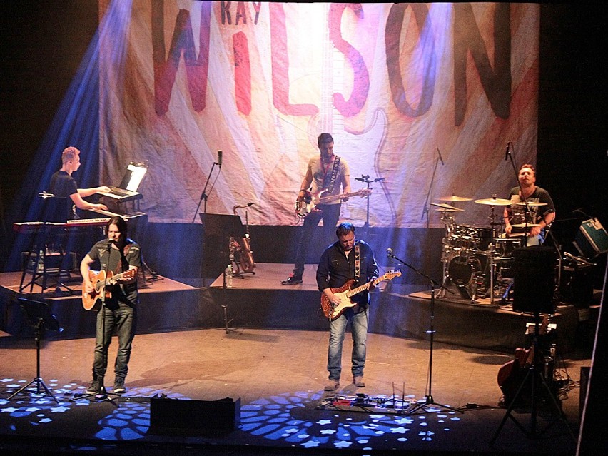 Ray Wilson z zespołem na scenie w Grudziądzu