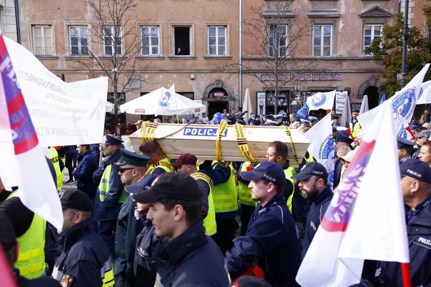 Protest policjantów w Warszawie. Mundurowi domagają się...