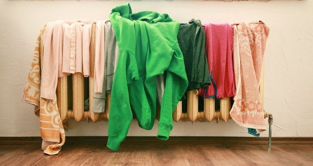 Podsuwamy kilka domowych sposobów na szybkie wysuszenie ubrania. Zobacz kolejne slajdy i poznaj najlepsze triki na suche pranie w kilka minut, przesuwając zdjęcia w prawo, naciśnij strzałkę lub przycisk NASTĘPNE.