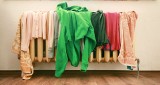 Jak szybko wysuszyć pranie? Co zrobić, gdy tkaniny nie chcą schnąć? Sprawdź domowe sposoby na błyskawiczne wysuszenie prania