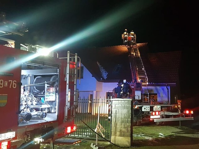 Pożar sadzy w kominie budynku w Osieku nad Wisłą. W zdarzeniu nikt nie ucierpiał.