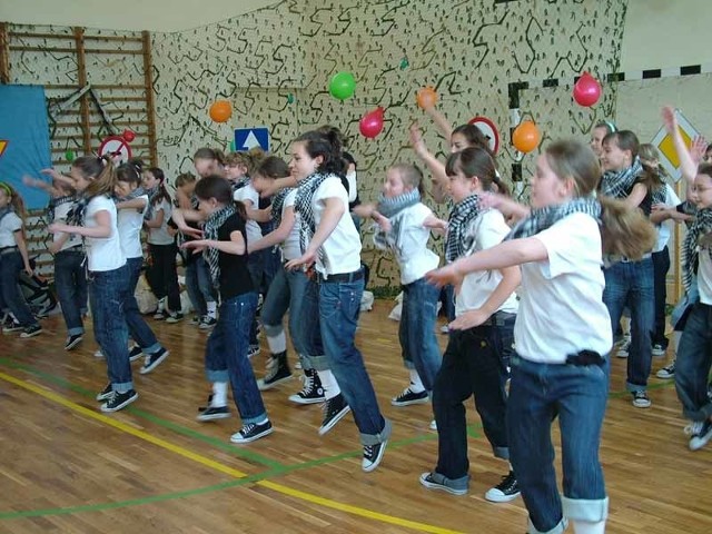 W przerwie konkursu przybyłych gości bawił zespół ,,Twister'' ze Szkoły Podstawowej nr 1 w Zielonej Górze.