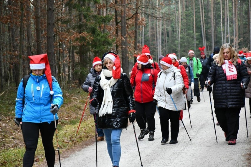 Tak wyglądał Mikołajkowy Nordic Walking w 2021 roku na...