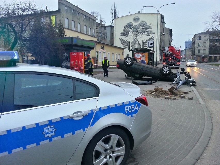 Wypadek na Kilińskiego przy Rewolucji w Łodzi. Audi uderzyło w sygnalizator. Kierowca uciekł [FILM]
