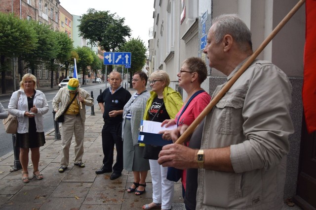 Przy sądzie w Grudziądzu, pod flagami Unii Europejskiej i z egzemplarzami konstytucji w dłoniach w środę wieczorem zebrało się kilkanaście osób. - Nie jest to zadowalająca frekwencja - przyznała  - Helena Kopycińska z grudziądzkiego KOD-u, ale dodała zaraz: - Nie trzeba odwagi, aby w Warszawie czy Gdańsku, w tłumie kilkuset, czy tysięcy osób protestować. Odważni są ci, którzy protestują sami albo  w dwie, trzy osoby. Nie liczy się ilość, a jakość. Możemy o sobie powiedzieć, że jesteśmy niezłomni. My, a nie tak zwany prezydent Duda