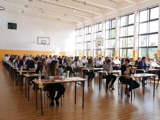 Uczniowie Zespołu Szkół numer 1 w Kozienicach na kilka minut przed rozpoczęciem egzaminu.