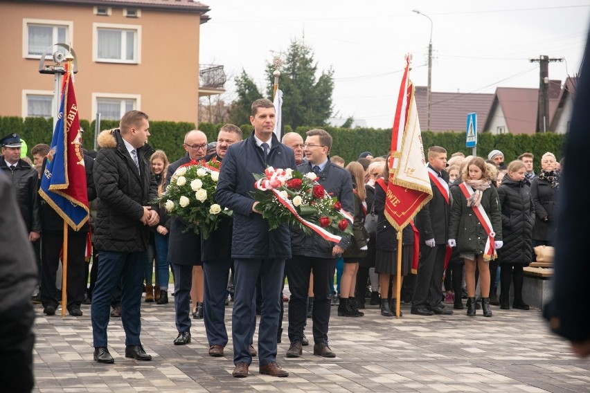 Po odsłonięciu pomnika duchowni poświęcili pomnik, a także...