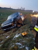 Wypadek na drodze powiatowej między Piaszczyną a Wałdowem. Volkswagen uderzył w porsche (ZDJĘCIA)