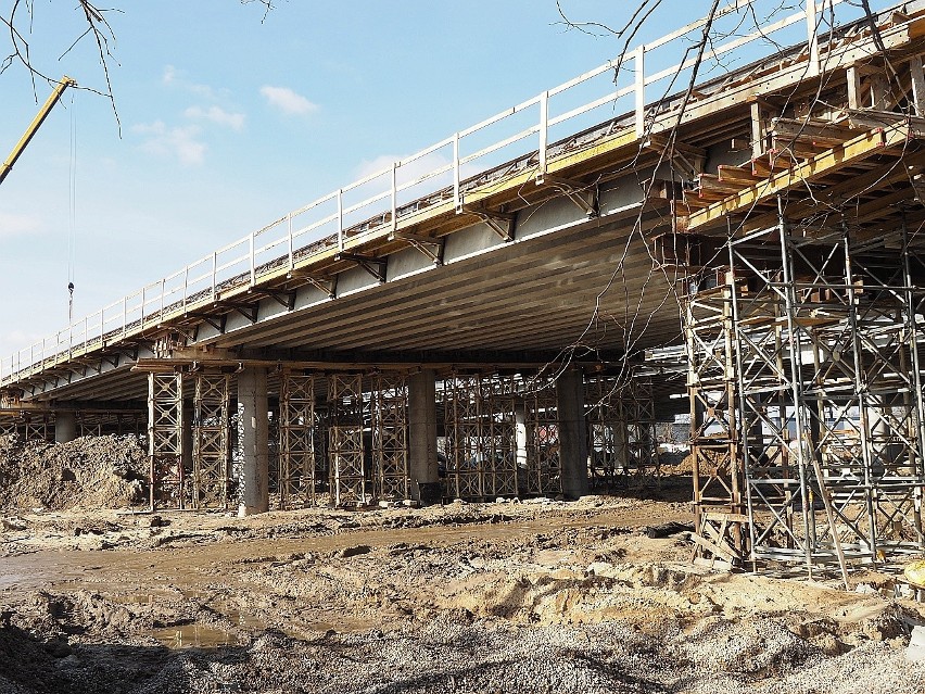 Budowa wiaduktów na Przybyszewskiego idzie pełną parą. Kiedy pojedziemy drugą jezdnią? Zobacz zdjęcia
