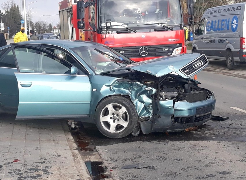 Wypadek na Parafialnej. Ukrainiec zjechał na przeciwny pas i doprowadził do czołowego zderzenia [ZDJĘCIA]