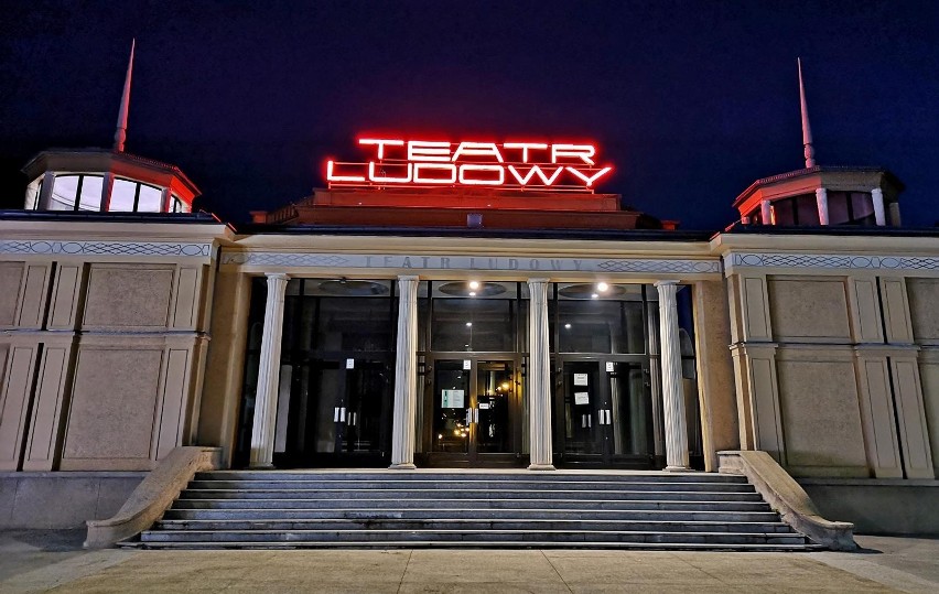 Sporych rozmiarów, pomarańczowy neon „Teatr Ludowy” pamięta...